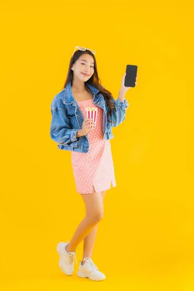 Portré Gyönyörű Fiatal Ázsiai Élvezze Boldog Telefon Popcorn Filmet Nézni — Stock Fotó