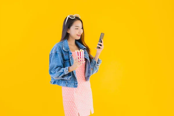 Porträt Schöne Junge Asiatische Frau Genießen Glücklich Mit Telefon Popcorn — Stockfoto