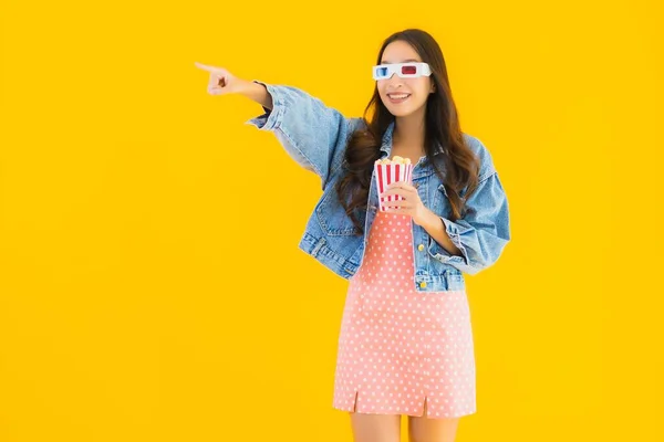 Portret Mooie Jonge Aziatische Vrouw Genieten Gelukkig Met Telefoon Popcorn — Stockfoto