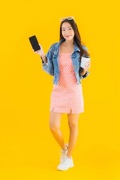 Porträtt Vacker Ung Asiatisk Kvinna Med Kaffekopp Och Smart Mobiltelefon — Stockfoto