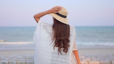 Deniz kıyısındaki güzel Asyalı kadının görüntüleri.