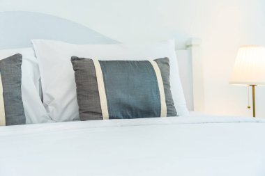 Yatak odasının iç tarafındaki yastıkta lamba var.