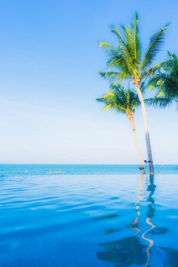 Tatilde tatil için otel tesisinde yüzme havuzunun güzel manzarası.