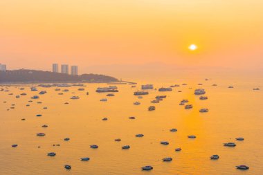 Pattaya şehri Tayland 'ın etrafında mimari yapıları ve gemileri olan güzel tropikal sahil okyanus körfezi.