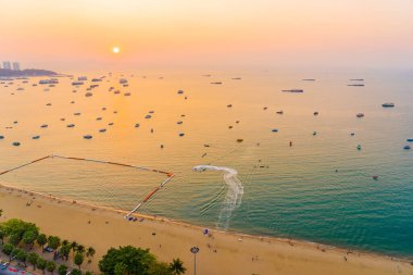 Pattaya şehri Tayland 'ın etrafında mimari yapıları ve gemileri olan güzel tropikal sahil okyanus körfezi.