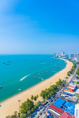 Beyaz bulut mavi gökyüzü ve Tayland 'ın Pattaya şehrindeki mimari yapı çevresindeki güzel tropikal sahil okyanus körfezi.