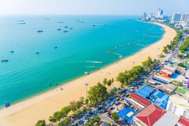 Beyaz bulut mavi gökyüzü ve Tayland 'ın Pattaya şehrindeki mimari yapı çevresindeki güzel tropikal sahil okyanus körfezi.