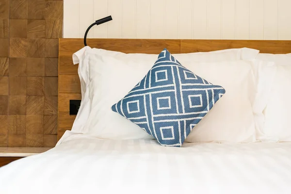 Зручна Біла Подушка Прикрасі Ліжка Інтер Єрі Спальні — стокове фото