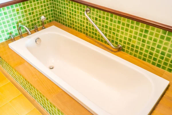 美しい空の白い豪華な浴槽の装飾バスルームとトイレのインテリア — ストック写真