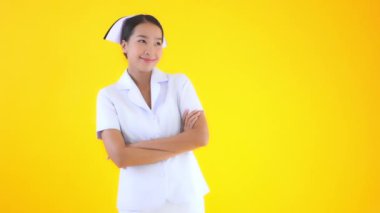 Sarıya izole edilmiş güzel Asyalı hemşire görüntüleri.