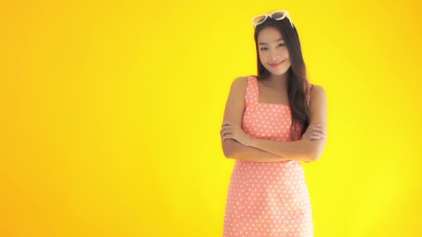 Séquences Belle Asiatique Femme Isolé Sur Jaune — Video