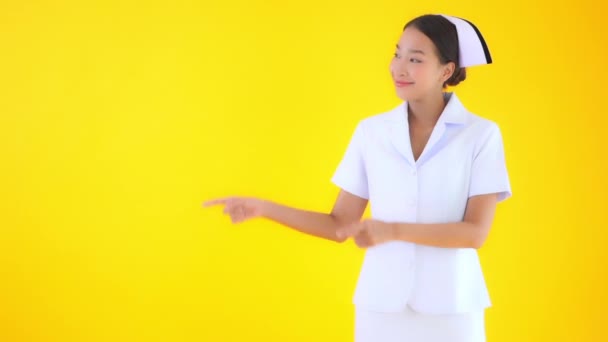 Filmato Bella Donna Asiatica Isolato Giallo — Video Stock