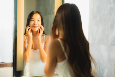 Güzel bir Asyalı kadın portresi. Banyo içinde yüzünü ve yüzünü kontrol et.