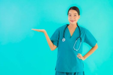 Güzel, genç Asyalı doktor kadının portresi. Hastane ve klinikte çalışmak için mutlu bir gülümseme.