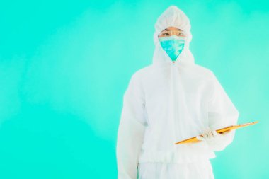 Güzel, genç Asyalı doktor kadın koronavirüsten korunmak için ppe ya da kişisel koruyucu ekipman takıyor ya da mavi izole arka planda beyaz kartı olan 19. bölgede yaşıyor.