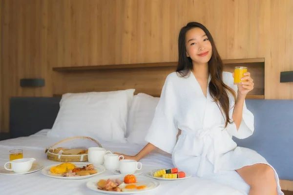 Портрет Красива Молода Азіатка Щаслива Насолоджується Сніданком Ліжку Інтер Єрі — стокове фото