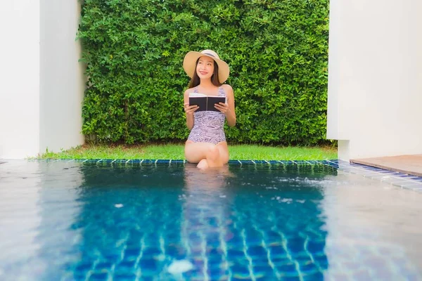 아름다운 여성이 휴가를 보내기 리조트 수영장에서 있습니다 — 스톡 사진