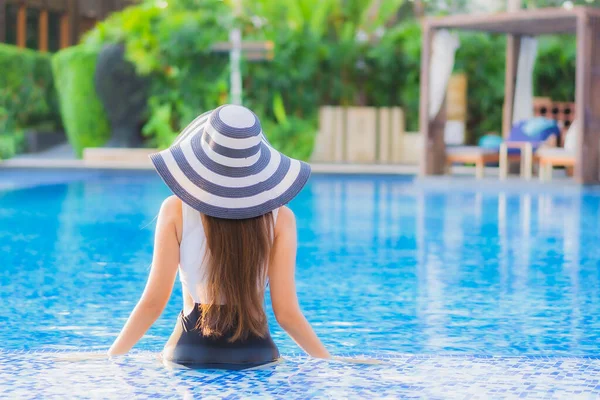 Hermoso Retrato Joven Mujer Asiática Feliz Sonrisa Relajarse Alrededor Piscina — Foto de Stock