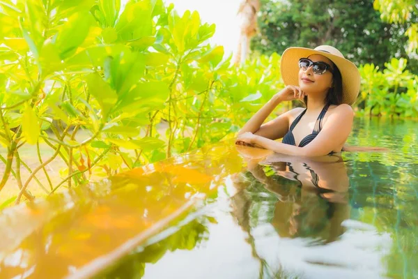 Retrato Hermosa Joven Mujer Asiática Relajarse Piscina Complejo Hotelero Para — Foto de Stock