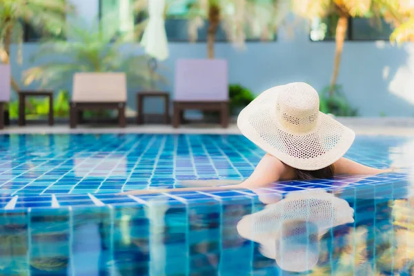 Retrato Hermosa Joven Mujer Asiática Relajarse Alrededor Piscina Complejo Hotelero — Foto de Stock