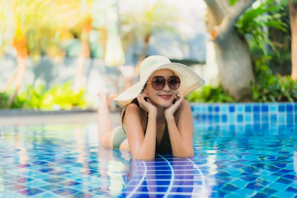 Retrato Bela Jovem Asiática Mulher Relaxar Torno Piscina Hotel Resort — Fotografia de Stock