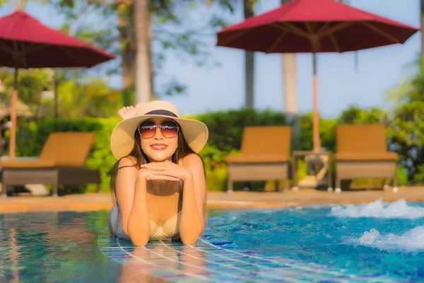 Retrato Bela Jovem Asiática Mulher Relaxar Torno Piscina Hotel Resort — Fotografia de Stock