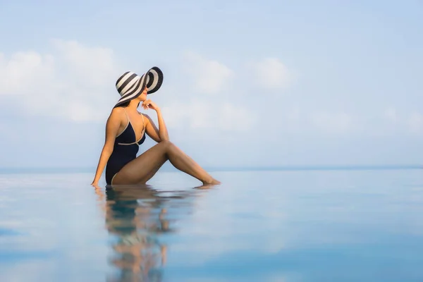 Portrait Belle Jeune Femme Asiatique Détendre Autour Piscine Dans Station — Photo