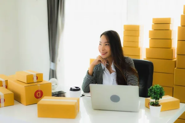 Portret Mooie Jonge Aziatische Zakenvrouw Werk Vanuit Huis Met Laptop — Stockfoto