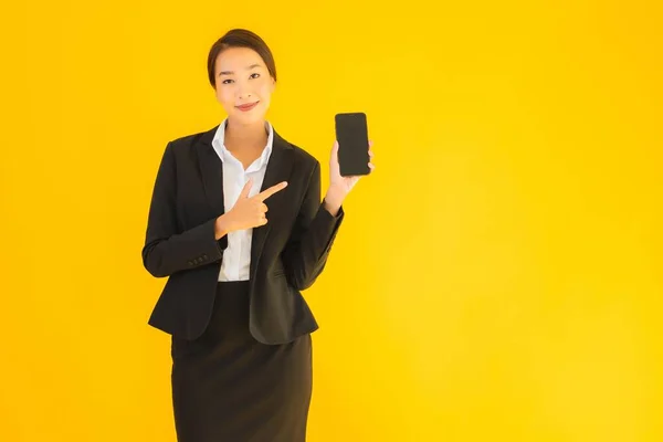 Porträt Schöne Junge Business Asiatin Mit Smartphone Und Kaffeetasse Auf — Stockfoto