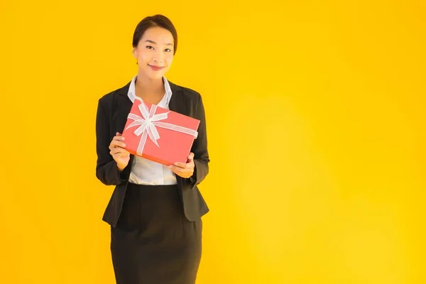 Портрет Красивая Молодая Азиатка Показать Красный Подарочный Коробок Счастливой Улыбкой — стоковое фото