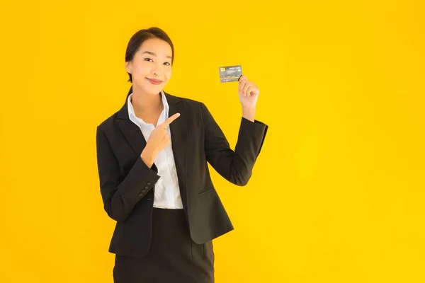 Retrato Bonito Jovem Negócio Asiático Mulher Com Cartão Crédito Amarelo — Fotografia de Stock