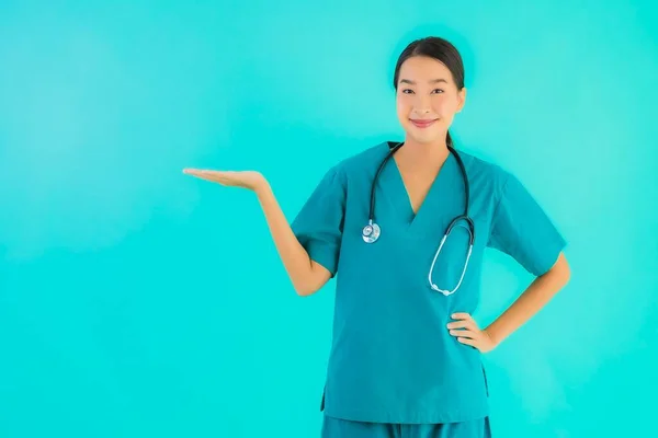 Ritratto Bella Giovane Medico Asiatico Donna Felice Sorriso Lavoro Ospedale — Foto Stock