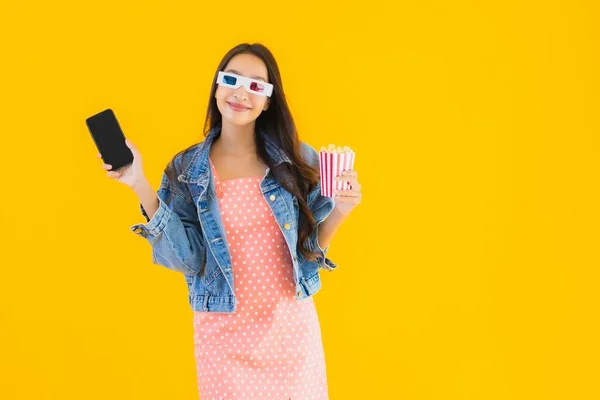 Porträt Schöne Junge Asiatische Frau Genießen Glücklich Mit Telefon Popcorn — Stockfoto