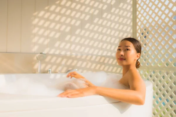 Retrato Joven Asiática Mujer Relajarse Tomar Baño Bañera Para Spa — Foto de Stock