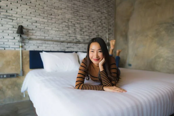 Junge Asiatische Frau Glücklich Lächeln Entspannen Auf Bett Schlafzimmer Interieur — Stockfoto