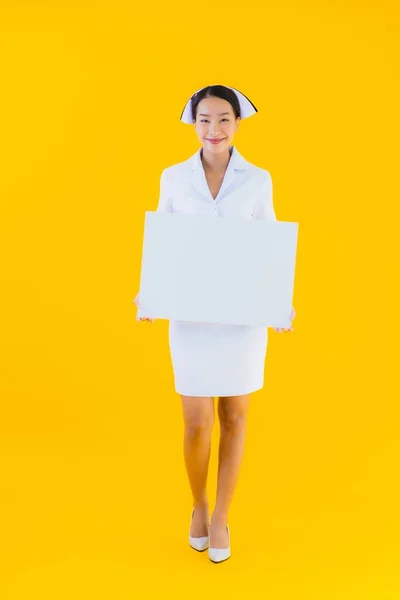 Πορτρέτο Όμορφη Νεαρή Ασιάτισσα Νοσοκόμα Thai Δείχνουν Άδειο Λευκό Πίνακα — Φωτογραφία Αρχείου