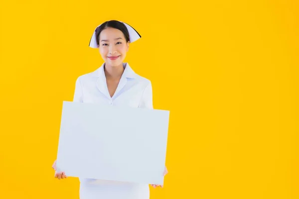 Retrato Hermosa Joven Asiática Mujer Tailandesa Enfermera Mostrar Vacío Blanco — Foto de Stock