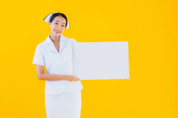 Retrato Hermosa Joven Asiática Mujer Tailandesa Enfermera Mostrar Vacío Blanco — Foto de Stock