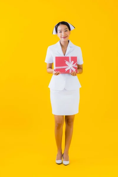 Πορτρέτο Όμορφη Νεαρή Ασιατική Γυναίκα Thai Νοσοκόμα Δείχνουν Κόκκινο Κουτί — Φωτογραφία Αρχείου