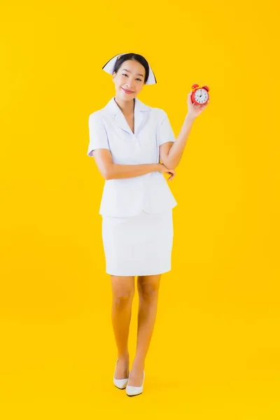 Retrato Bonito Jovem Asiático Mulher Tailandês Enfermeira Mostrar Relógio Alarme — Fotografia de Stock