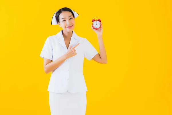 Retrato Hermosa Joven Asiática Mujer Tailandesa Enfermera Mostrar Reloj Alarma — Foto de Stock