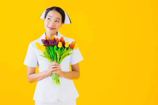 Retrato Bonito Jovem Asiático Mulher Tailandês Enfermeira Com Flor Amarelo — Fotografia de Stock