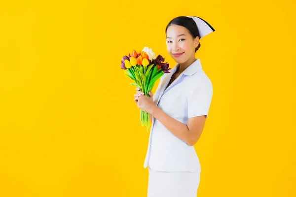 Retrato Bonito Jovem Asiático Mulher Tailandês Enfermeira Com Flor Amarelo — Fotografia de Stock