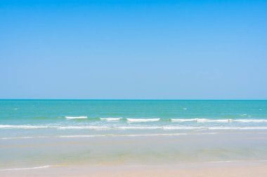 Plaj denizinin güzel tropikal doğası Mavi gökyüzü seyahat tatili için