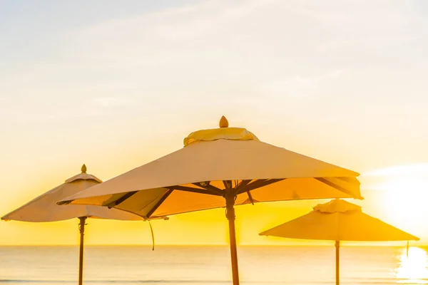 Prachtige Tropische Natuur Parasol Stoel Met Palmboom Rond Strand Zee — Stockfoto