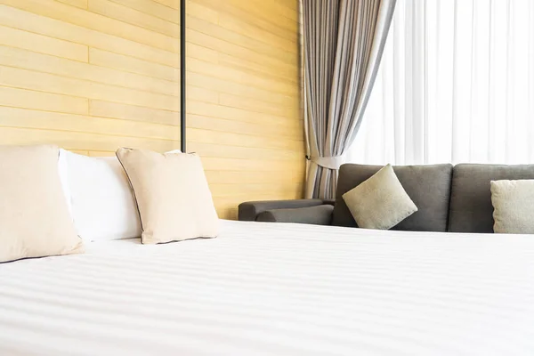 Biała Wygodna Poduszka Dekoracji Łóżka Wnętrze Pokoju Ośrodku Hotelowym — Zdjęcie stockowe