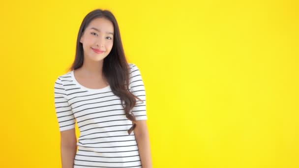 Imagens Bela Mulher Asiática Isolada Amarelo — Vídeo de Stock