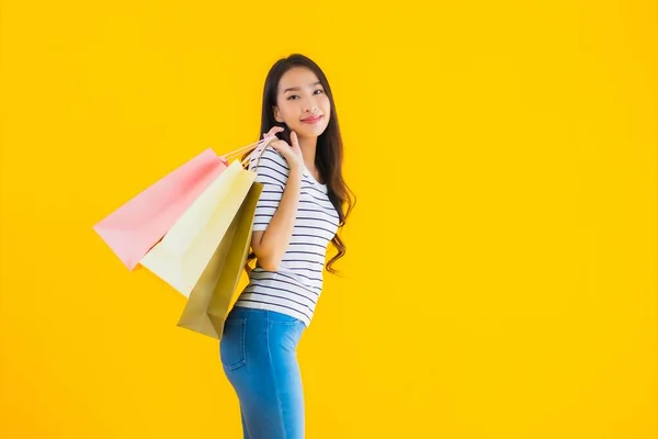 Retrato Hermosa Joven Mujer Asiática Con Colorido Bolso Compras Sobre —  Fotos de Stock