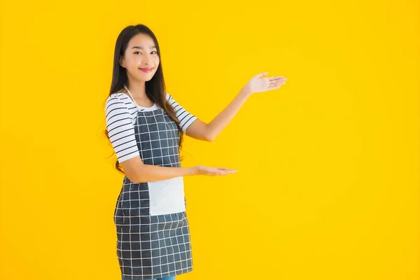 Πορτρέτο Όμορφη Νεαρή Ασιατική Γυναίκα Φορούν Ποδιά Χαμόγελο Ευτυχισμένη Κίτρινο — Φωτογραφία Αρχείου