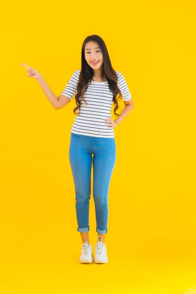 Πορτρέτο Όμορφη Νεαρή Ασιατική Γυναίκα Χαμόγελο Ευτυχισμένη Δράση Κίτρινο Απομονωμένο — Φωτογραφία Αρχείου